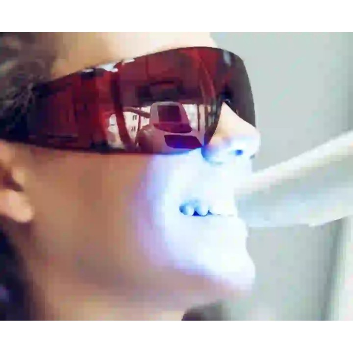 Lunettes de protection pour la pose de strass dentaire